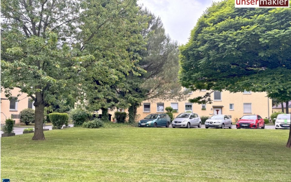 Wiese vor Haus