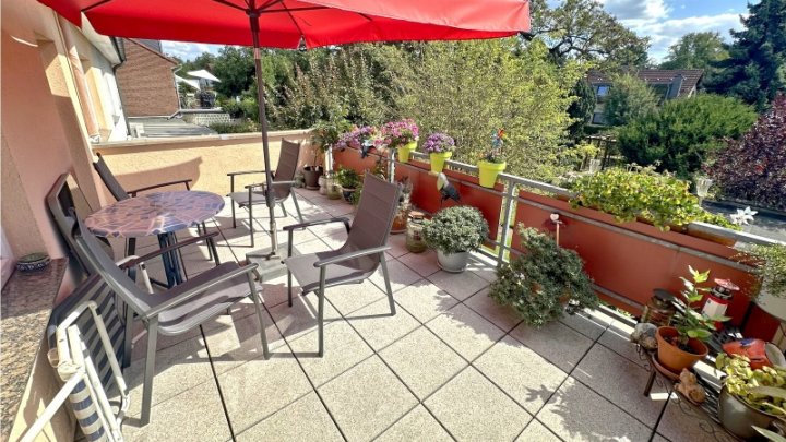 Gepflegtes Dreifamilienhaus zzgl.  App.  2x Garagen und Traumgarten