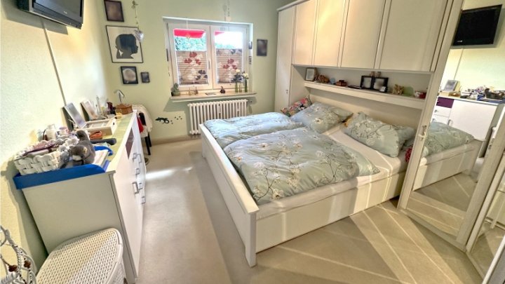 Gepflegtes Dreifamilienhaus zzgl.  App.  2x Garagen und Traumgarten
