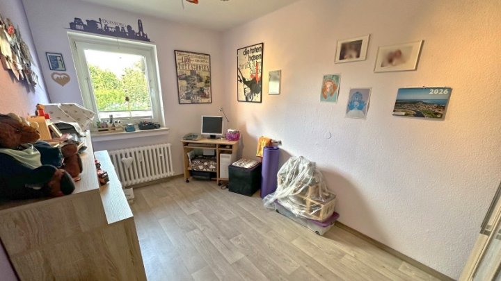 Gepflegtes Dreifamilienhaus zzgl.  App.  2x Garagen und Traumgarten