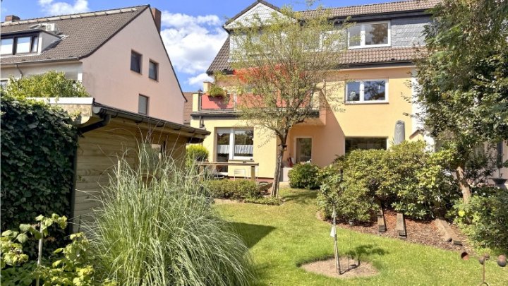 Gepflegtes Dreifamilienhaus zzgl.  App.  2x Garagen und Traumgarten