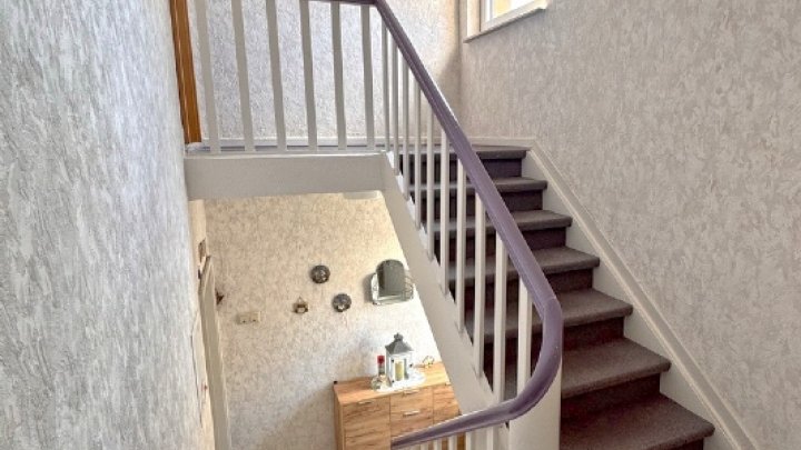 Gepflegtes Dreifamilienhaus zzgl.  App.  2x Garagen und Traumgarten