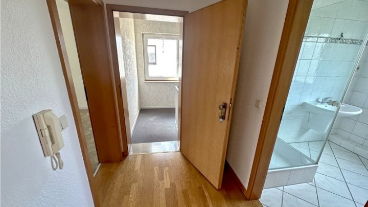 Gepflegtes Dreifamilienhaus zzgl.  App.  2x Garagen und Traumgarten