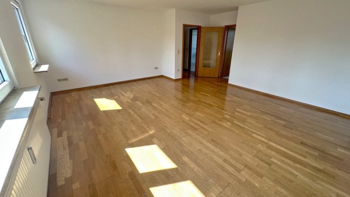 Gepflegtes Dreifamilienhaus zzgl.  App.  2x Garagen und Traumgarten