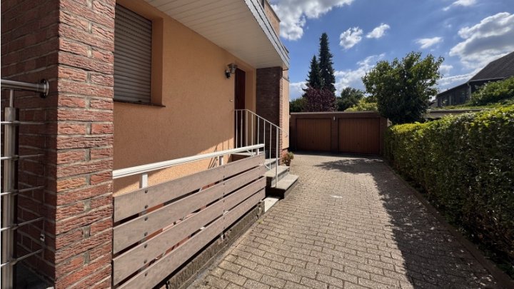Gepflegtes Dreifamilienhaus zzgl.  App.  2x Garagen und Traumgarten