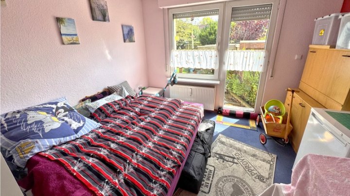 Gepflegtes Dreifamilienhaus zzgl.  App.  2x Garagen und Traumgarten