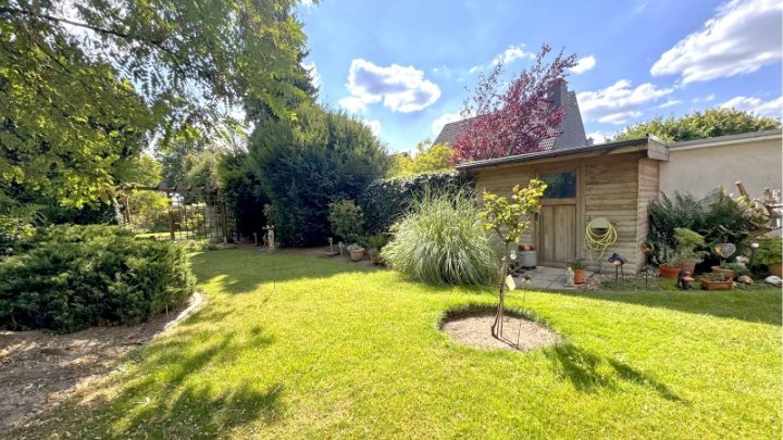 Gepflegtes Dreifamilienhaus zzgl.  App.  2x Garagen und Traumgarten