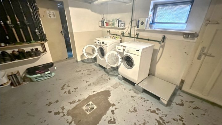 Gepflegtes Dreifamilienhaus zzgl.  App.  2x Garagen und Traumgarten