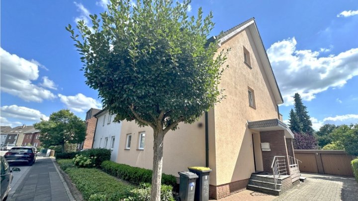 Gepflegtes Dreifamilienhaus zzgl.  App.  2x Garagen und Traumgarten