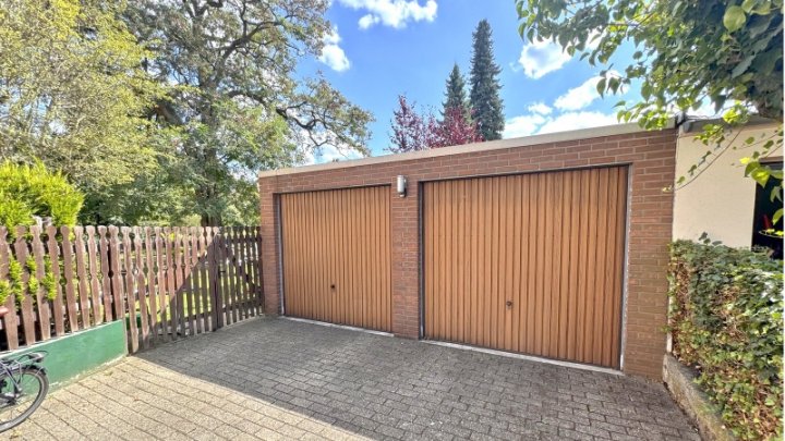 Gepflegtes Dreifamilienhaus zzgl.  App.  2x Garagen und Traumgarten