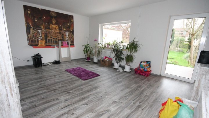 Gepflegtes Dreifamilienhaus zzgl.  App.  2x Garagen und Traumgarten