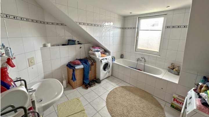 Raum. Licht. Lebensqualität –  DG-Wohnung mit 3 Schlafzimmern & 2 Bädern